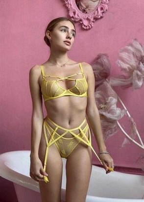 Арья (23), Новоясеневская, 10,000 ₽ час, Минет в презервативе, Массаж расслабляющий, тел +7(929)472-50-27